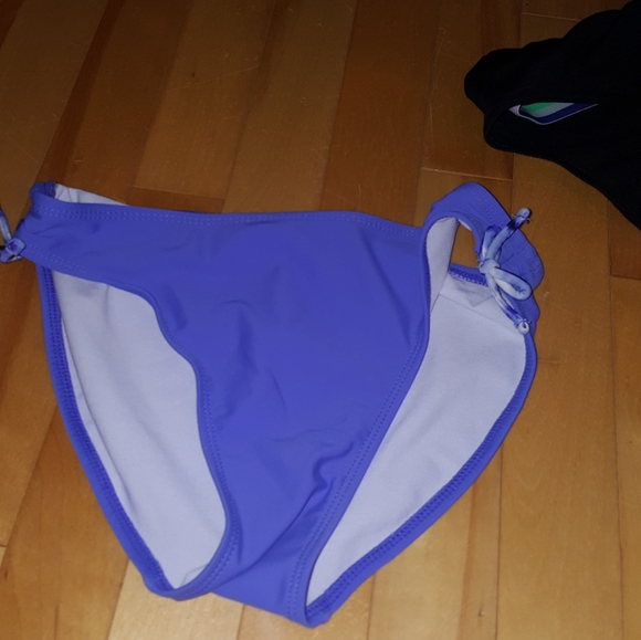 Bras and swim suits - Picture 2 of 9